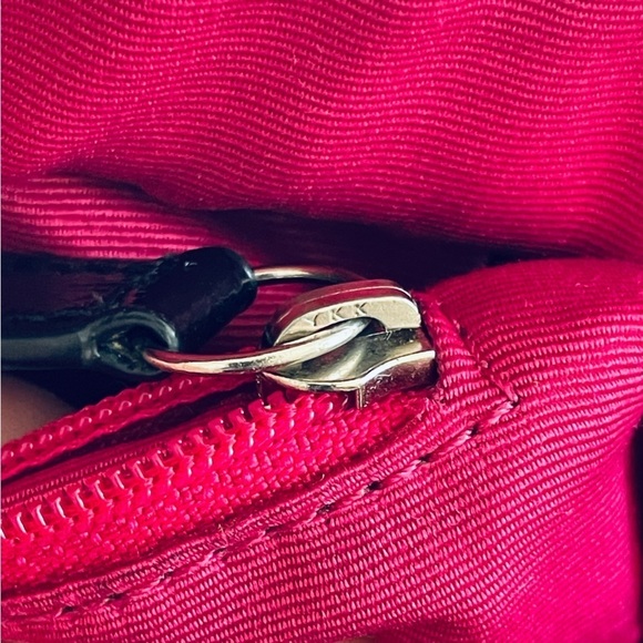 Coach Canvas Tote โ Black with Pink Interior, Stylish & Functional! ๐๐ - Picture 14 of 16